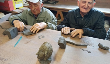Ceramiczna magia i woskowe cuda – kolejna wyprawa uczestników projektu Centrum Usług Środowiskowych – „Razem łatwiej II”